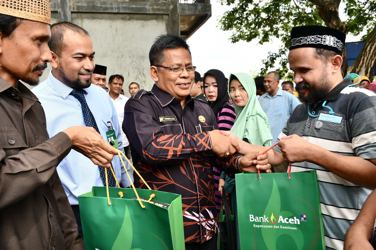 65 Mualaf dan Disabilitas di Banda Aceh Terima Paket
